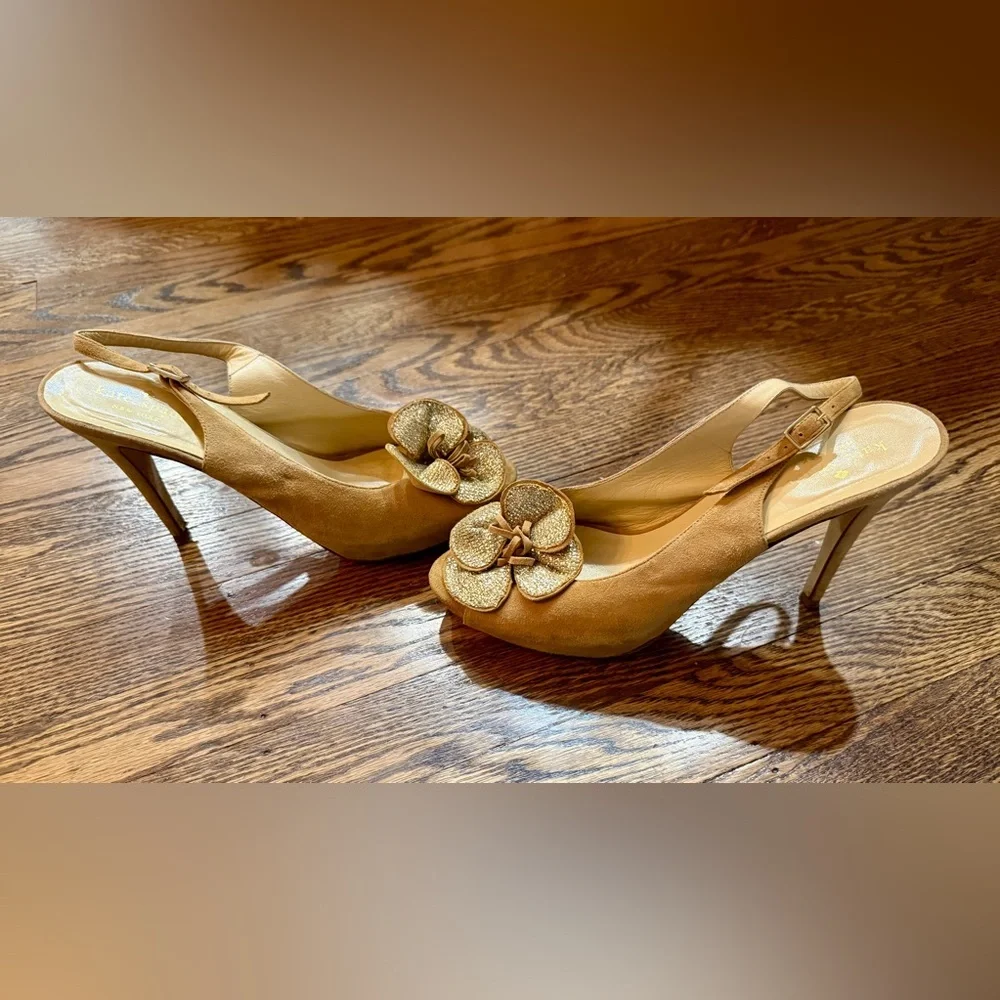 Kate Spade‎ Tan Heels with Gold Flower Accent